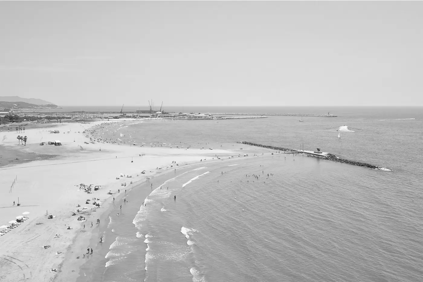 Vista aèria de les platges de l'Adarró i Ribes Roges, en blanc i negre